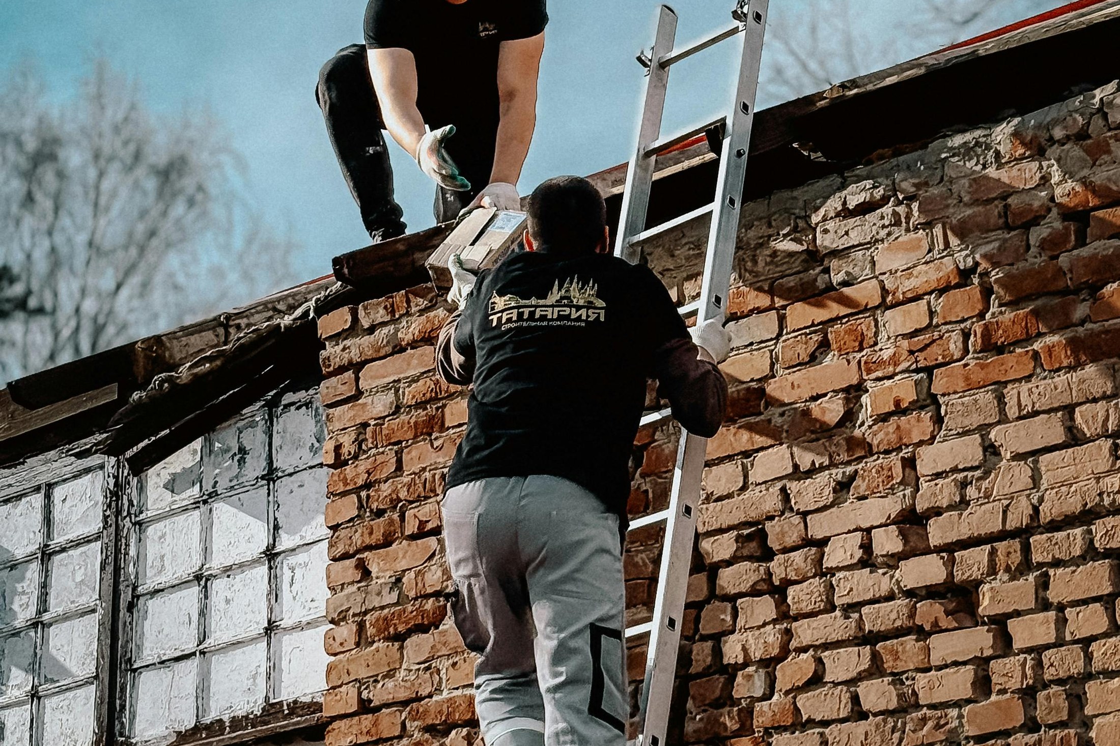 Harzservice Team bei Dacharbeiten in Hamburg